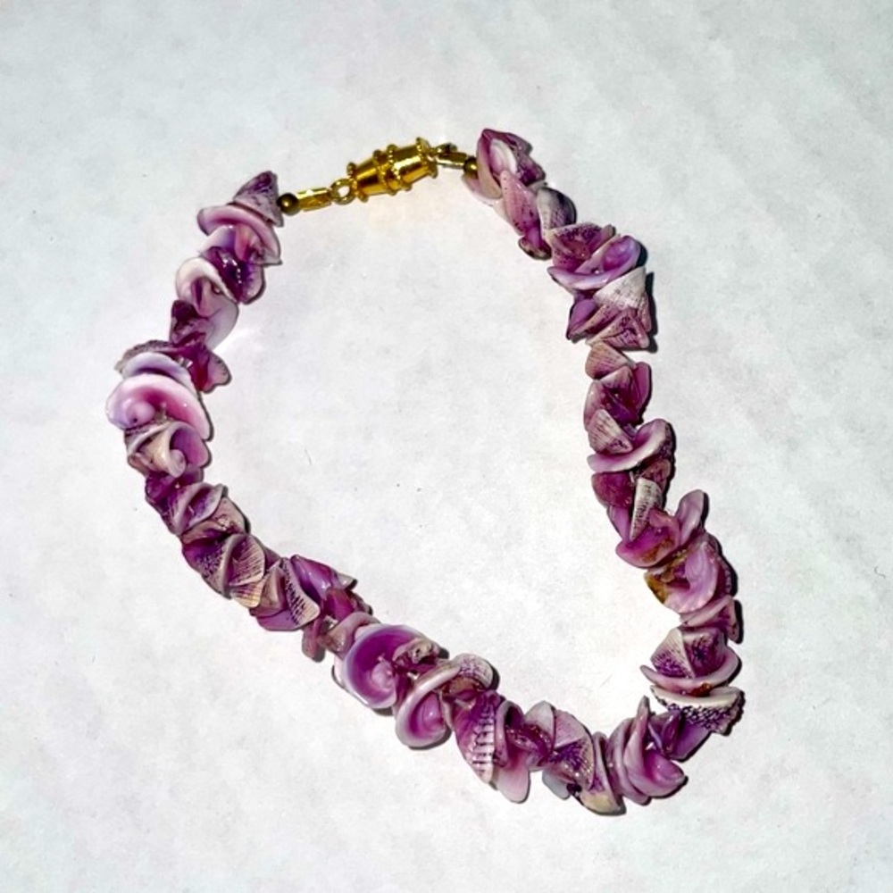 EUC 1970’s boho genuine shell bracelet from Hawaii, purple, gold-tone closure